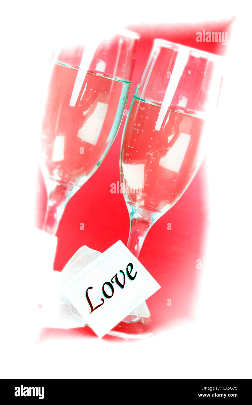 Couples célébrant le jour de Valentine avec champagne. Banque D'Images