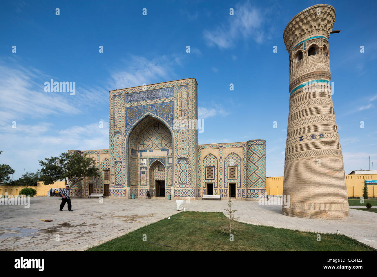 Façade d'entrée de madrasa Ulugh Beg, Ghujdavan, Ouzbékistan Banque D'Images