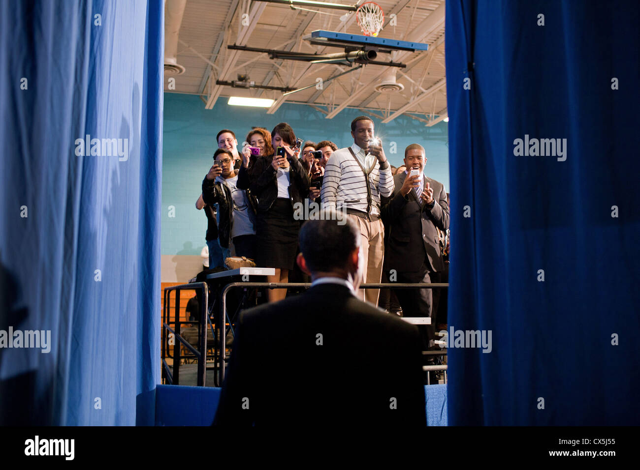 Le président américain Barack Obama est présenté au cours d'une assemblée publique à Northern Virginia Community College, le 19 avril 2011 à Annandale, VA. Obama a parlé de sa vision pour la réduction de la dette et réduire le déficit. Banque D'Images