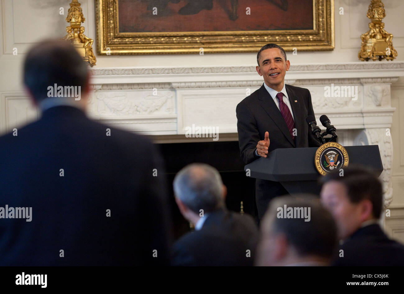 Le président américain Barack Obama se réunit avec un groupe d'entreprises, des forces de l'ordre, la foi, et actuels dirigeants élus pour discuter de l'immigration dans la salle à manger d'état de la Maison Blanche le 19 avril 2011 à Washington, DC. Banque D'Images