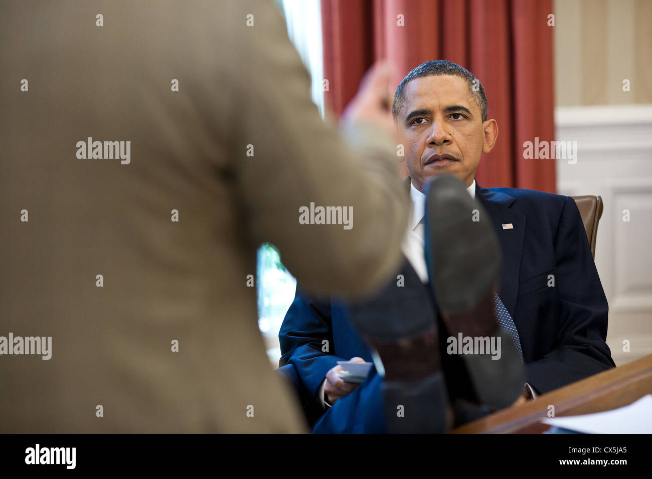 Le président américain Barack Obama est informé par Richard Reed, Assistant spécial du Président pour la sécurité intérieure et directeur principal pour la politique de la résistance 26 avril 2011, dans le bureau ovale. Banque D'Images