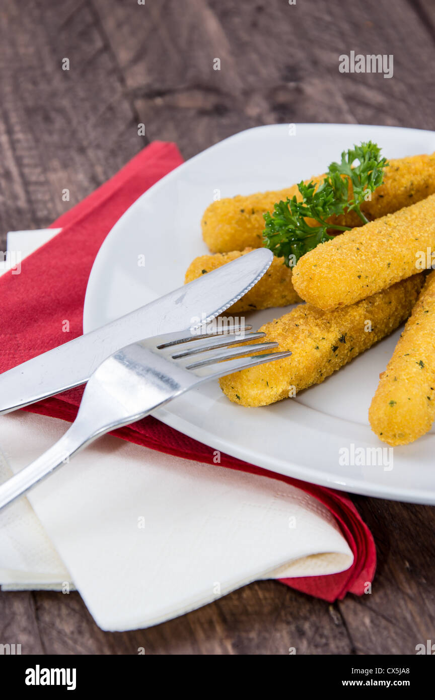 La Mozzarella frit sur un plateau contre fond de bois Banque D'Images