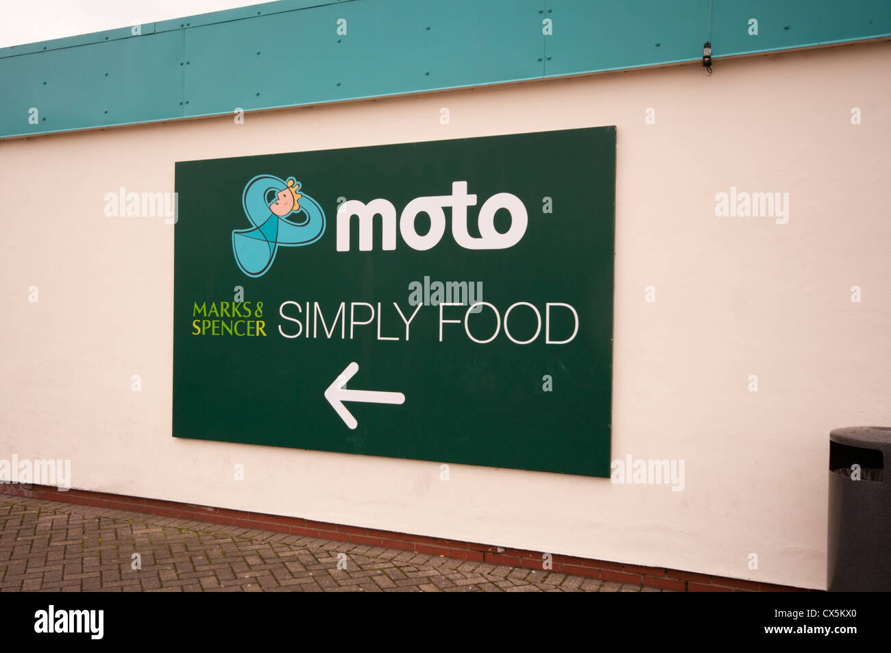 Autoroutes Moto Station Service Marks and Spencer Sign Banque D'Images