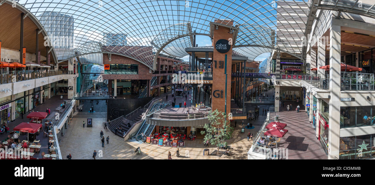 Vue panoramique de l'intérieur du centre commercial Cabot Circus ET TOIT SHOWINGGLASS NIVEAU SHOPPING, BRISTOL ENGLAND UK Banque D'Images
