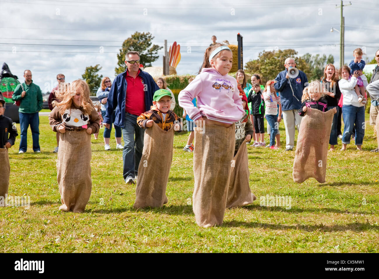 Les enfants dans le sac de pommes de terre à l'épouvantail de la course annuelle du Festival qui a eu lieu à Summerside, Prince Edward Island, Canada. Banque D'Images