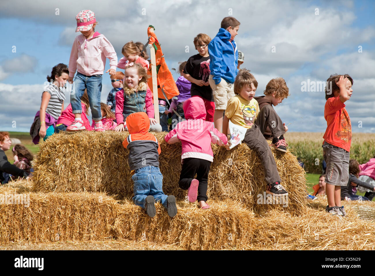 Et escalade enfants jouant sur une balle de foin à la montagne l'Épouvantail annuel Festival tenu à Summerside, Prince Edward Island, Banque D'Images