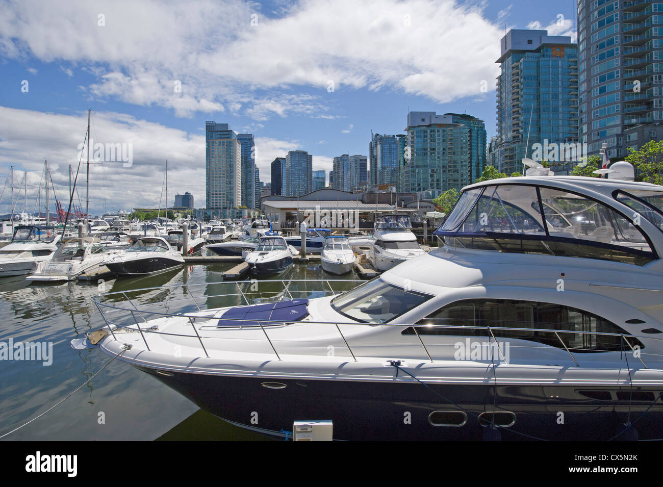 Bateaux stationnés dans la marine à Coal Harbour à Vancouver (Colombie-Britannique) Banque D'Images