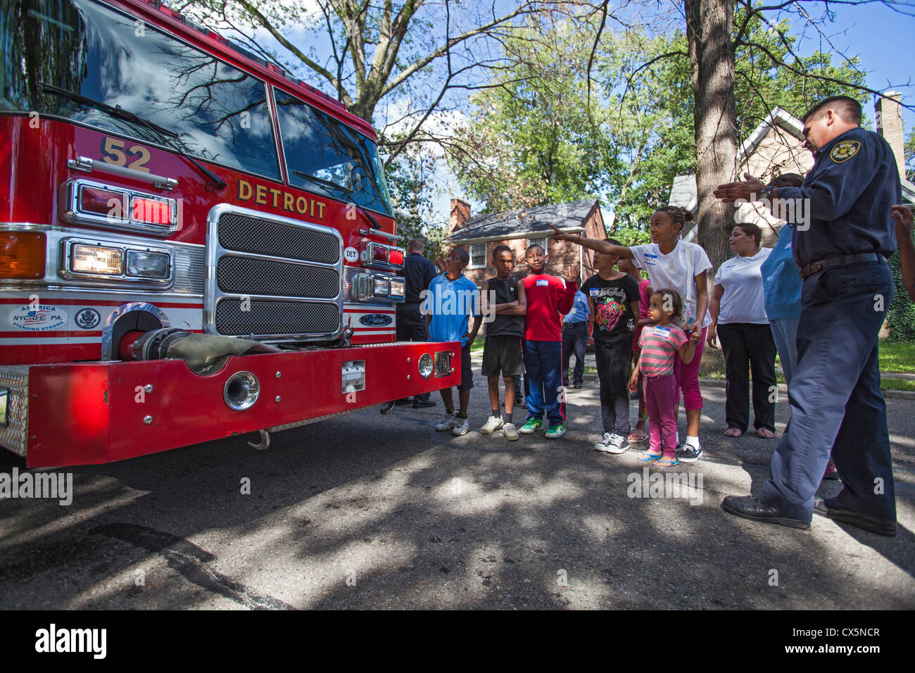 Les pompiers avec des enfants lors d'une fête de quartier Detroit Banque D'Images