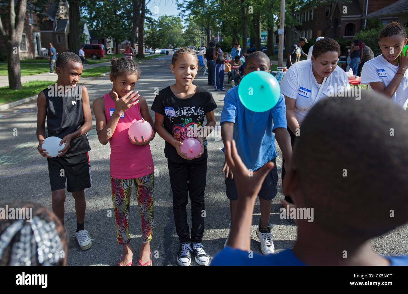Les enfants mélanger les ballons d'eau lors d'une fête de quartier Detroit Banque D'Images