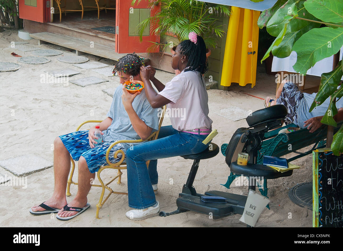 Salon de coiffure local spécifique rend la Jamaïque hairstyle pour les jeunes touristes, Ocho Rios, Jamaïque ouest des Caraïbes Banque D'Images