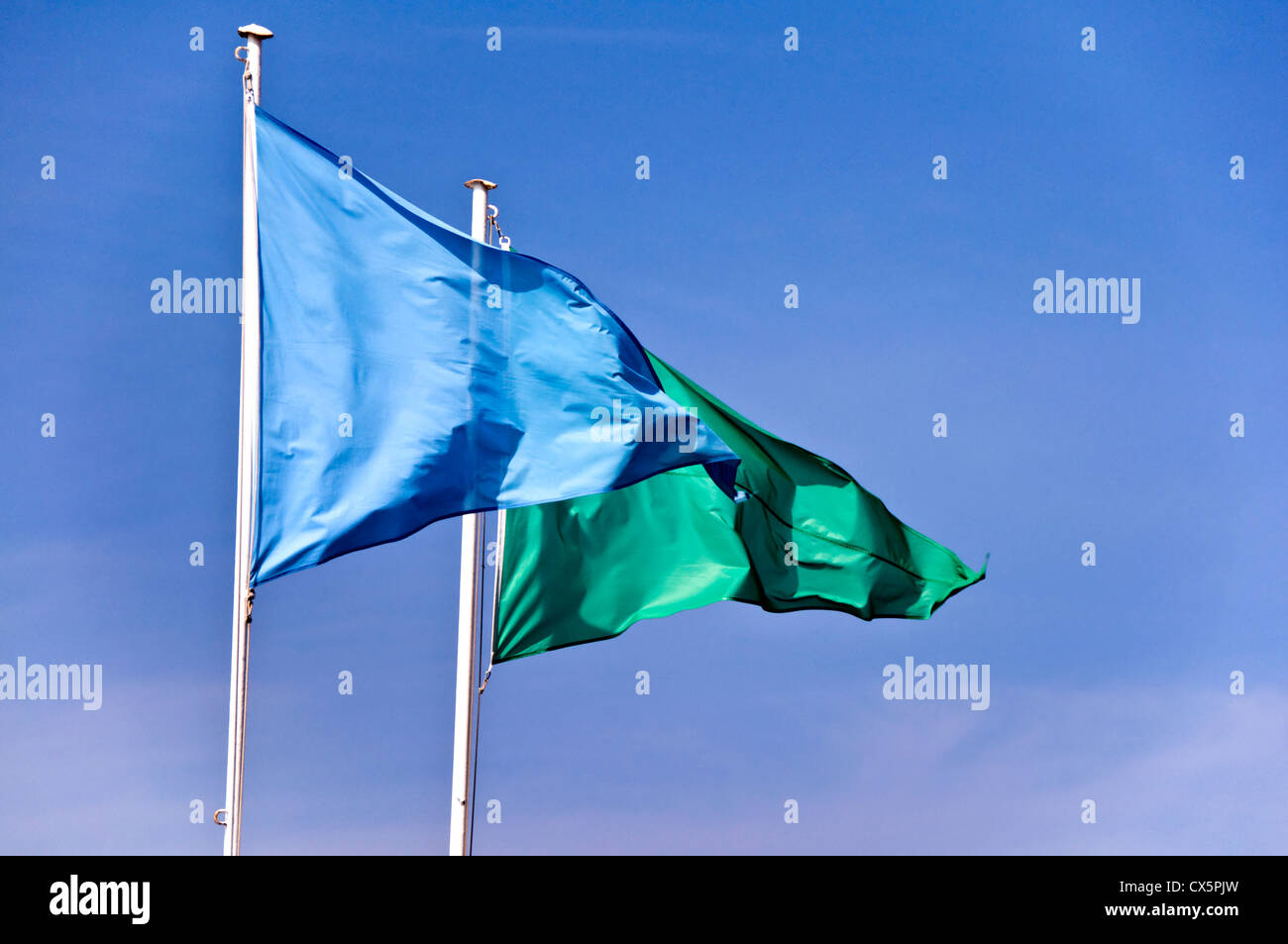 La plage, bleu et vert drapeaux contre ciel bleu - Nice, France Banque D'Images