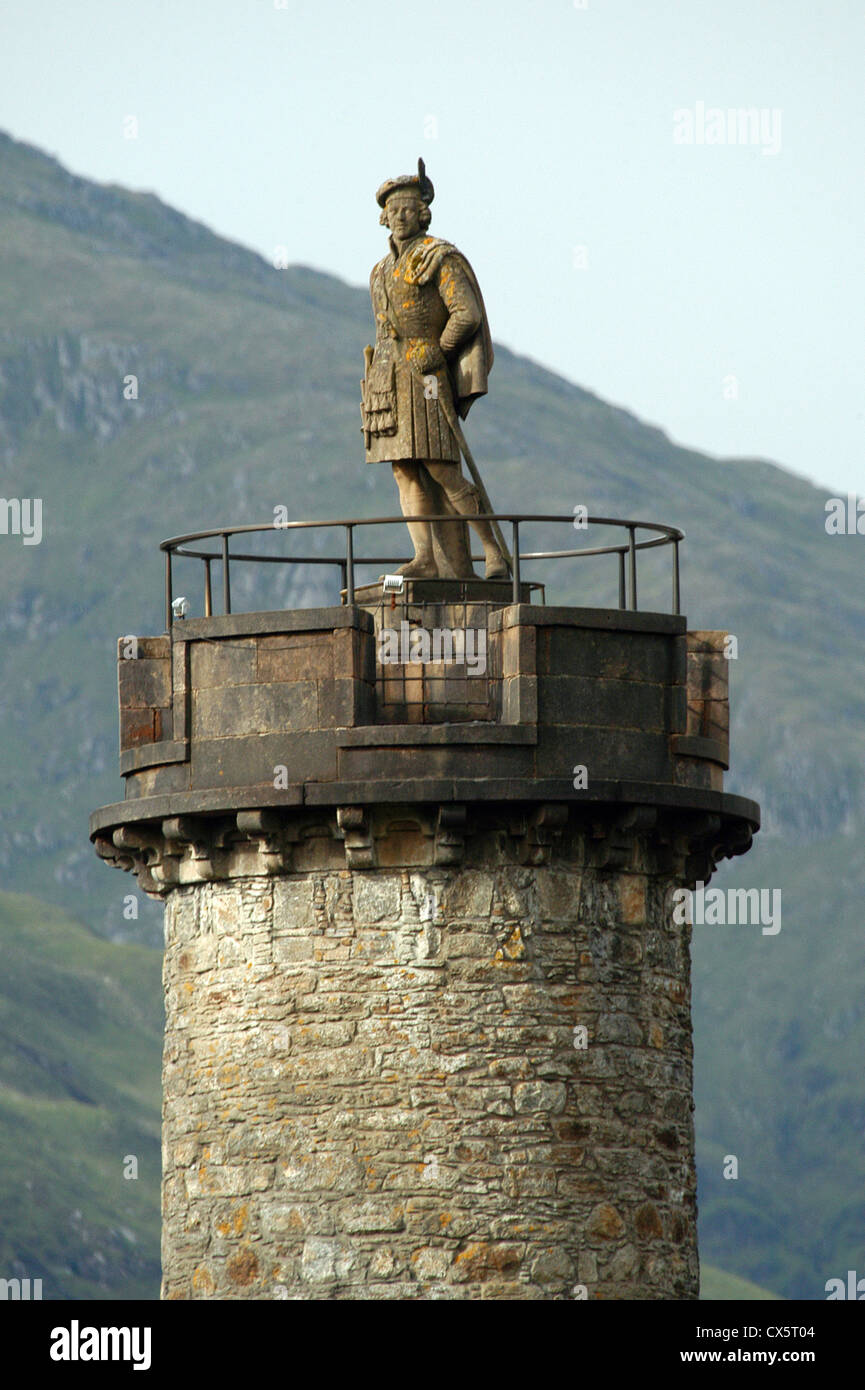 La célèbre Glenfinnan Monument à la tête du Loch Shiel en Écosse. Banque D'Images