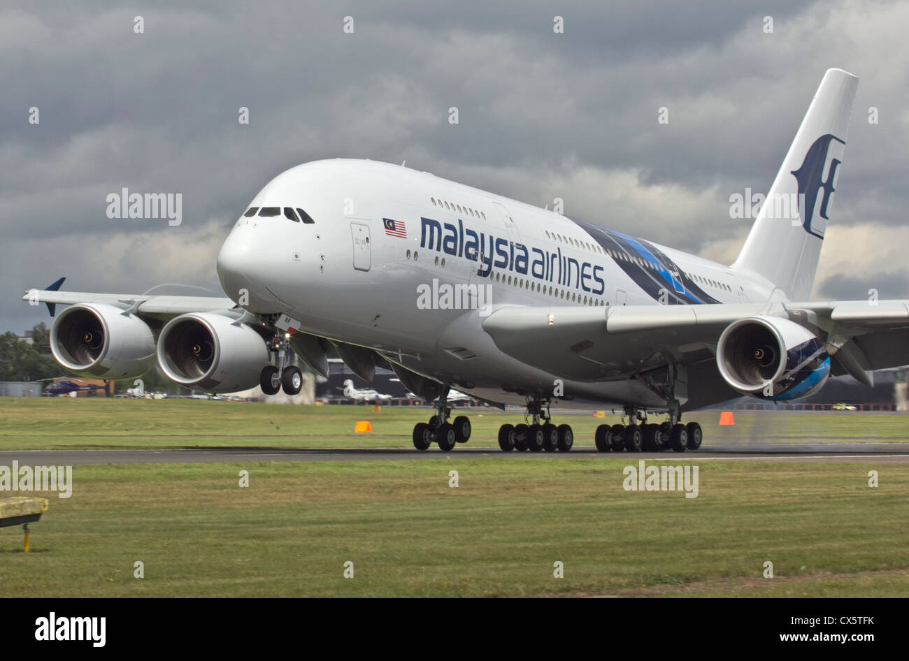 Airbus A380 de Malaysia Airways à l'atterrissage à l'aéronautique de Farnborough Banque D'Images