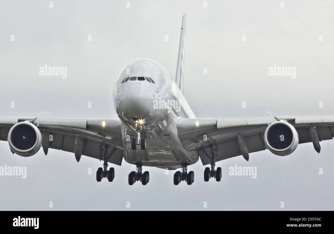 Airbus A380 d'Airbus Industries démonstratrice à l'atterrissage à l'aéronautique de Farnborough Banque D'Images