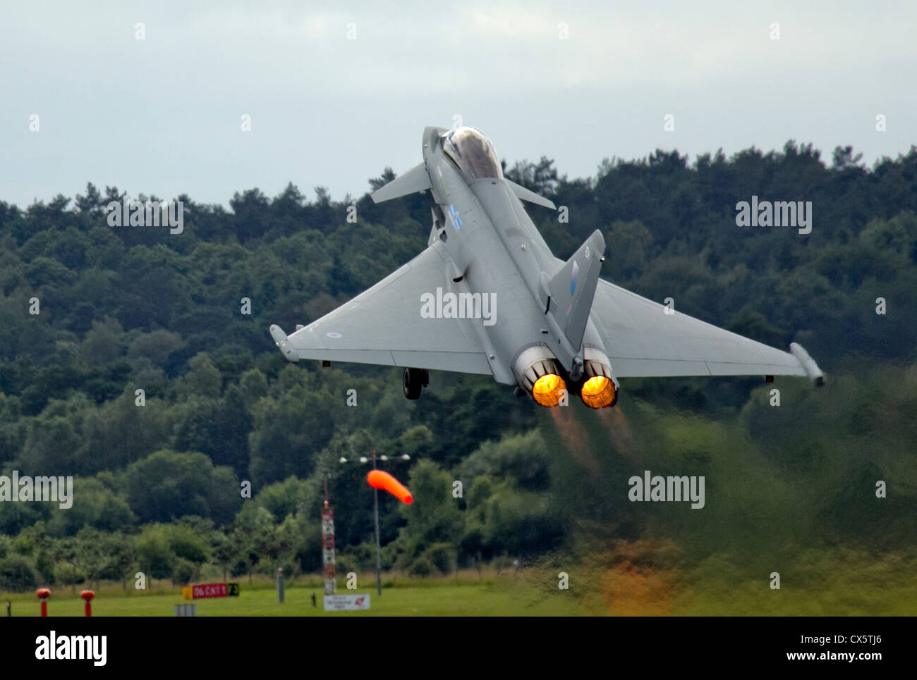 L'Eurofighter Typhoon plein pouvoir brouiller décoller la démonstration au salon Farnborough International Airshow 2012 Banque D'Images