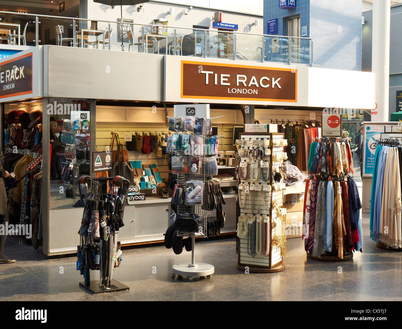 Tie Rack store à l'intérieur de la gare Piccadilly de Manchester UK raiway  Photo Stock - Alamy