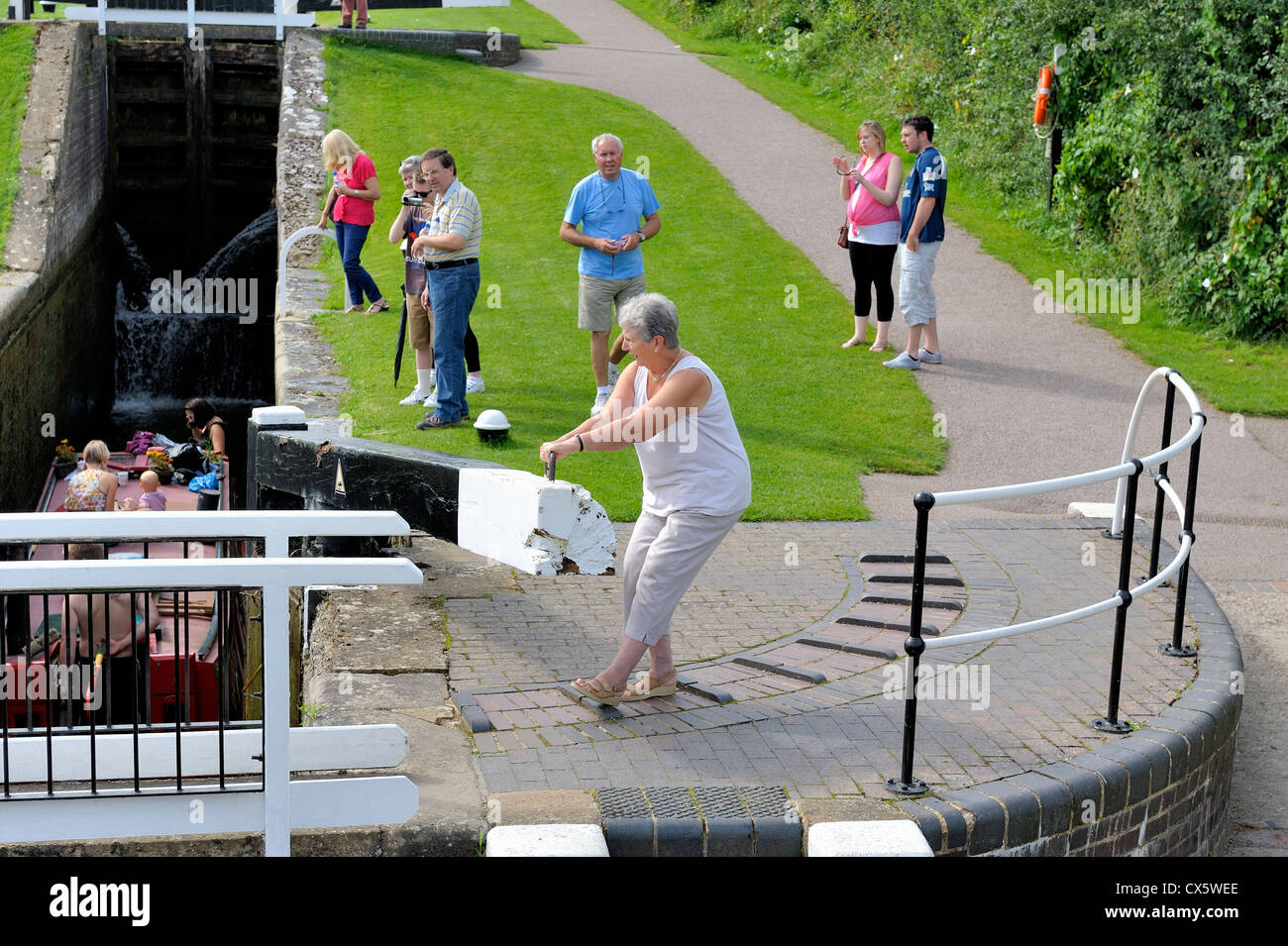 Une vieille femme la fermeture des portes de l'écluse à foxton locks leicestershire angleterre uk Banque D'Images