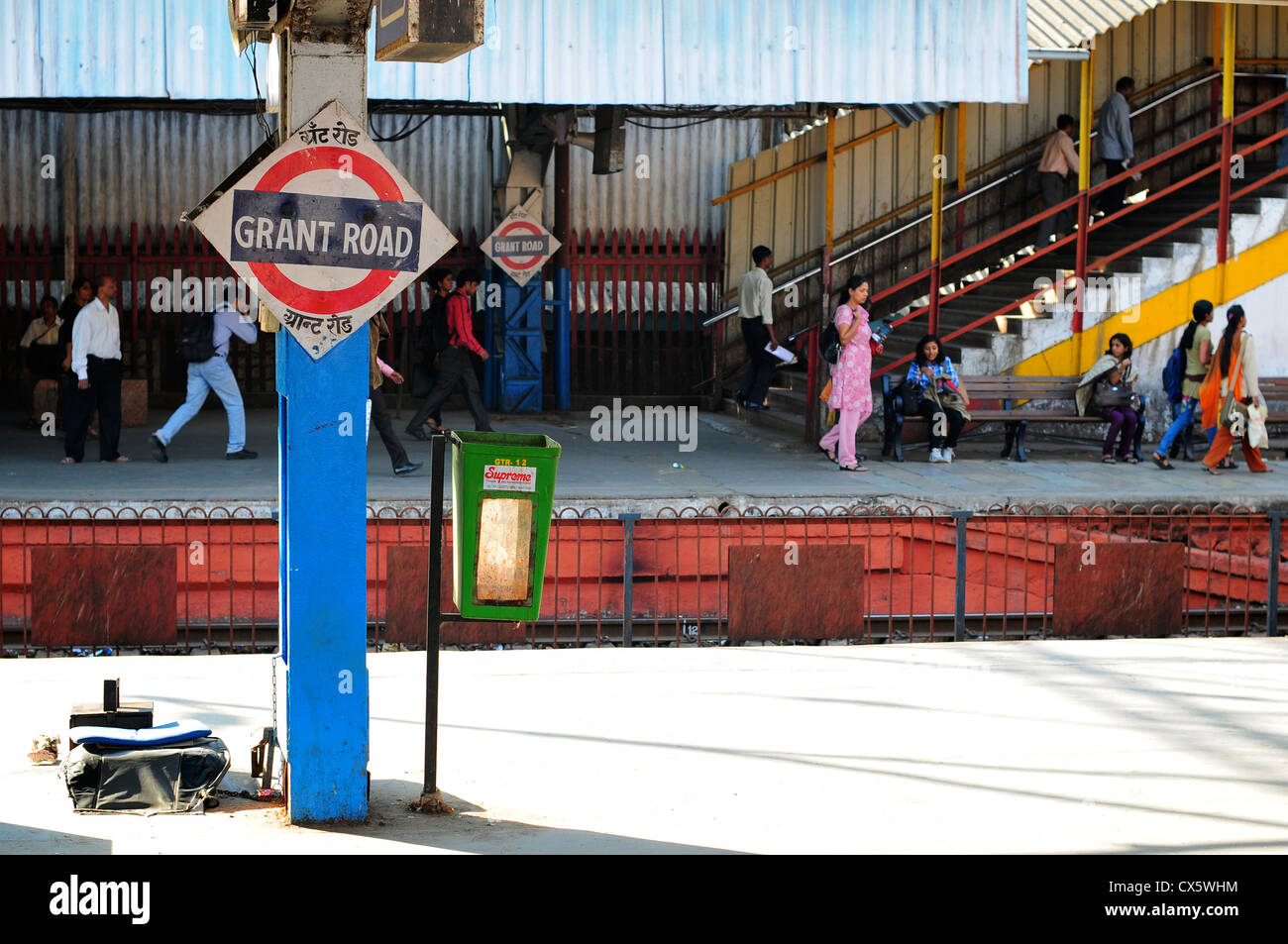 La gare de Grant Road, Mumbai, Inde Banque D'Images
