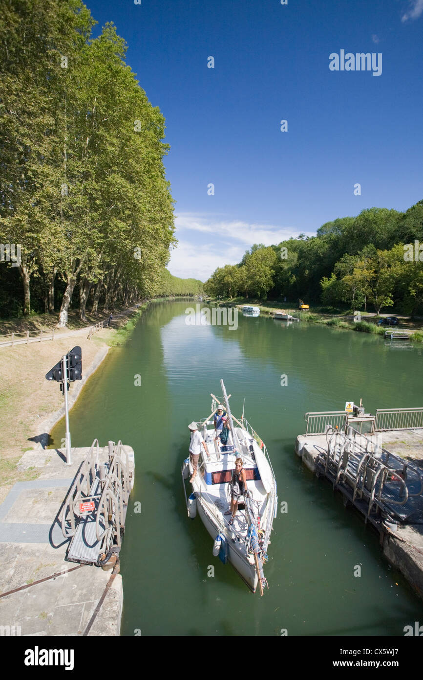 Canal latéral à la Garonne (Canal du Midi) près de Castets en Dorthe, Gironde, France Banque D'Images