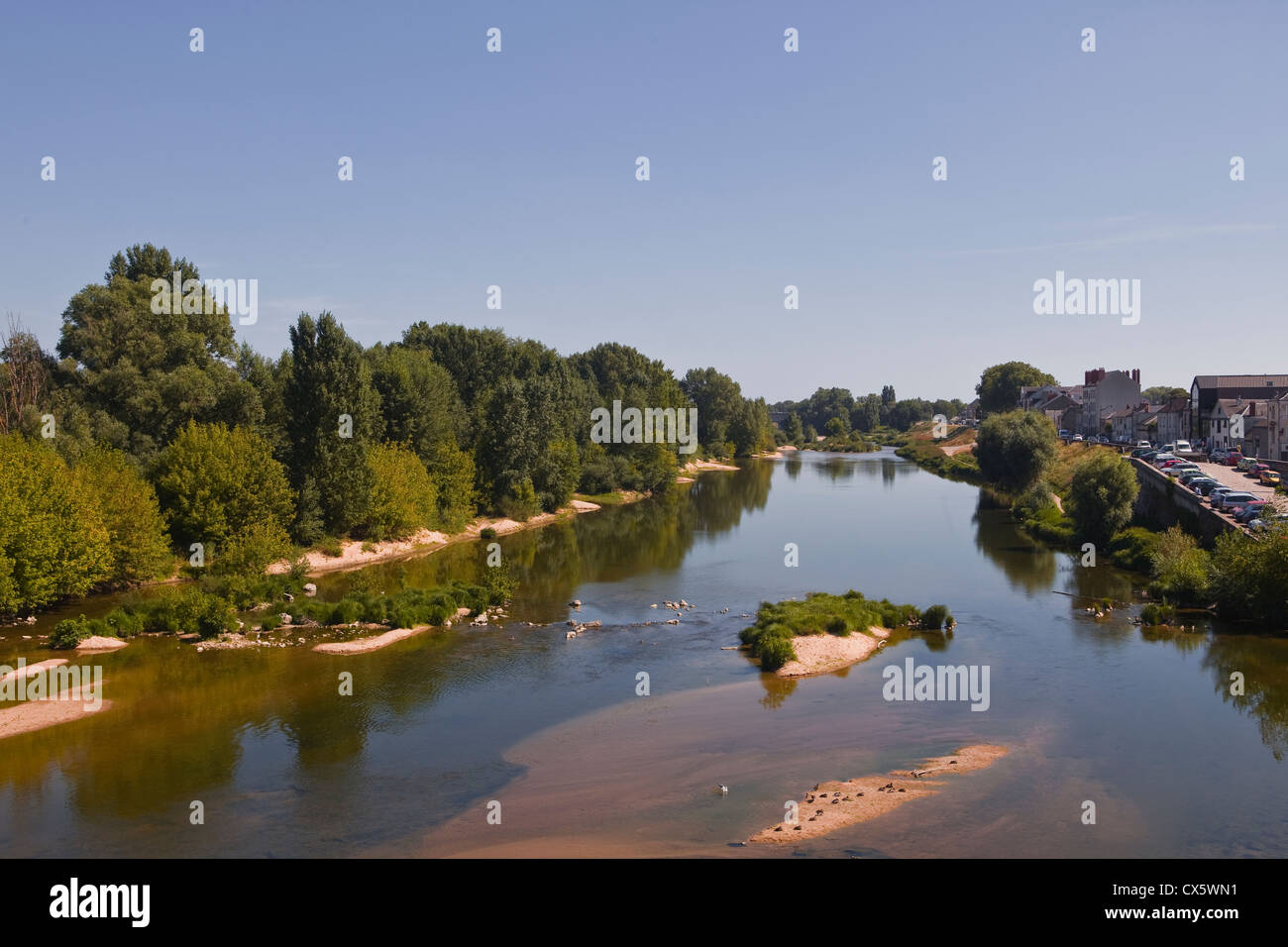 À la descente du fleuve Loire dans la ville d'Orléans en France. Banque D'Images