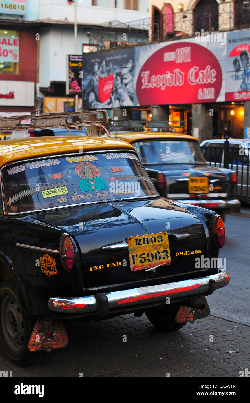 Taxi à Leopold Cafe de Colaba, Mumbai, Inde Banque D'Images