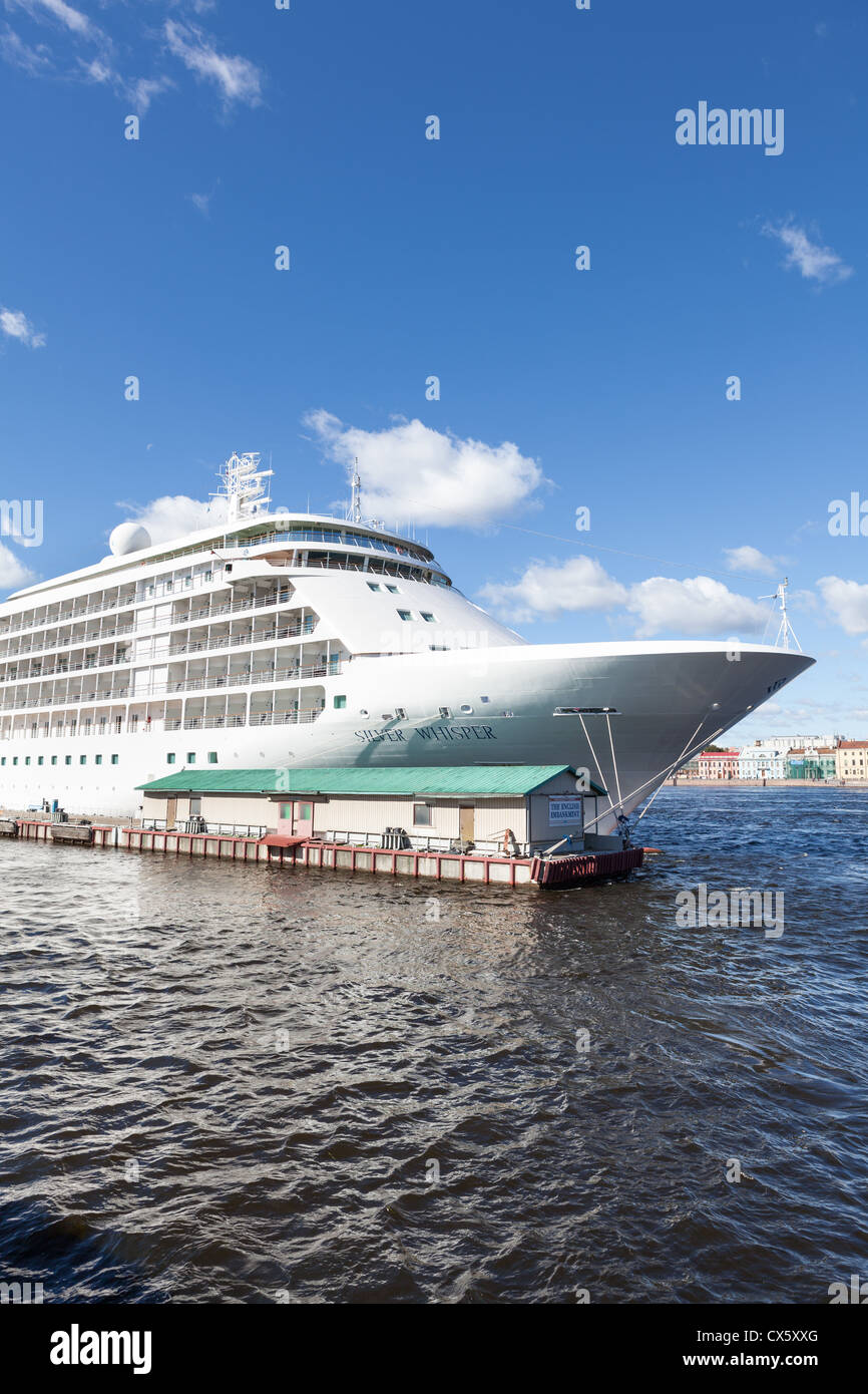 Silver Whisper croisière de luxe immense navire amarré sur l'anglais à Saint-Pétersbourg, Russie remblai sur circa Septembre 2012 Banque D'Images