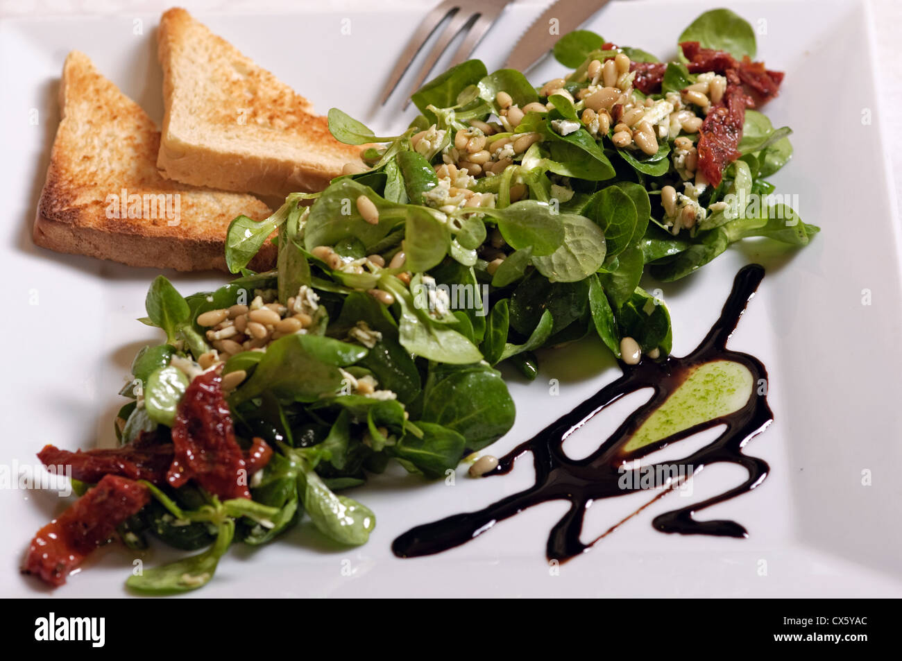 Photo de salade végétarienne avec décoration. Banque D'Images