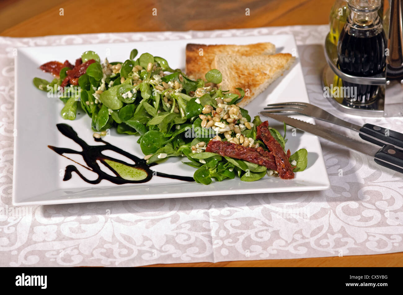 Photo de salade végétarienne avec décoration. Banque D'Images