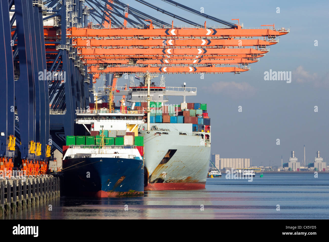 Les porte-conteneurs à quai dans le port de Rotterdam, aux Pays-Bas. Banque D'Images Les porte-conteneurs à quai dans le port de Rotterdam, aux Pays-Bas. Banque D'Images