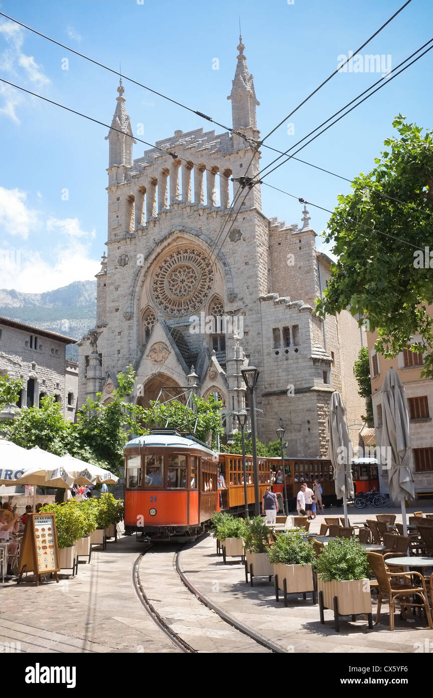 Le tramway fer Puerto Soller Majorque passe en face de Sant Bartomeu et transmettre les cafés Banque D'Images