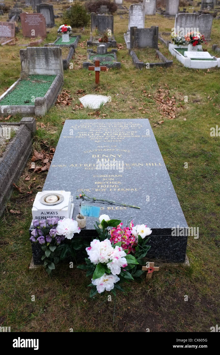 La Tombe de Benny Hill comédien enterrés dans le cimetière Hollybrook Southampton Banque D'Images