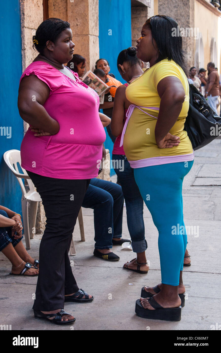 En soutenant les femmes dans la rue, Carthagène, Colombie Banque D'Images