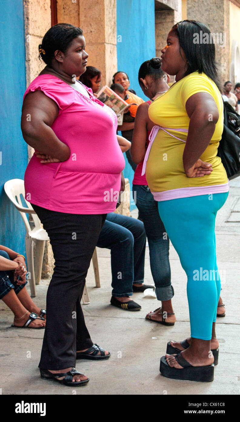 En soutenant les femmes dans la rue, Carthagène, Colombie Banque D'Images