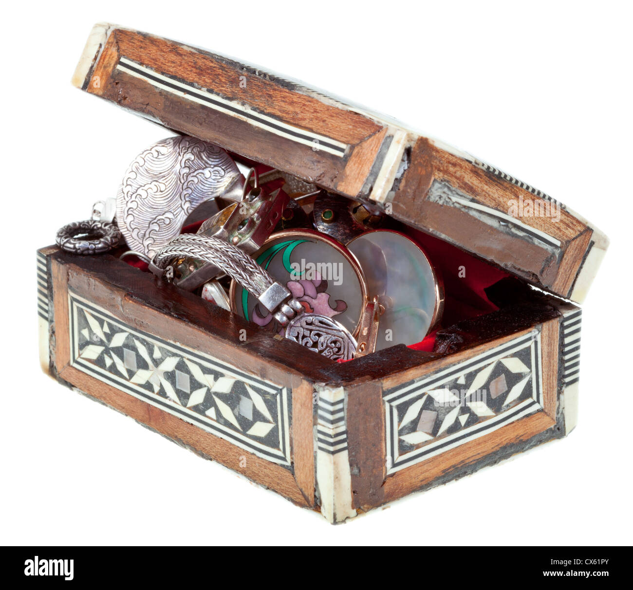 Coffre en bois avec incrustation de perles Bijoux isolé sur fond blanc Banque D'Images