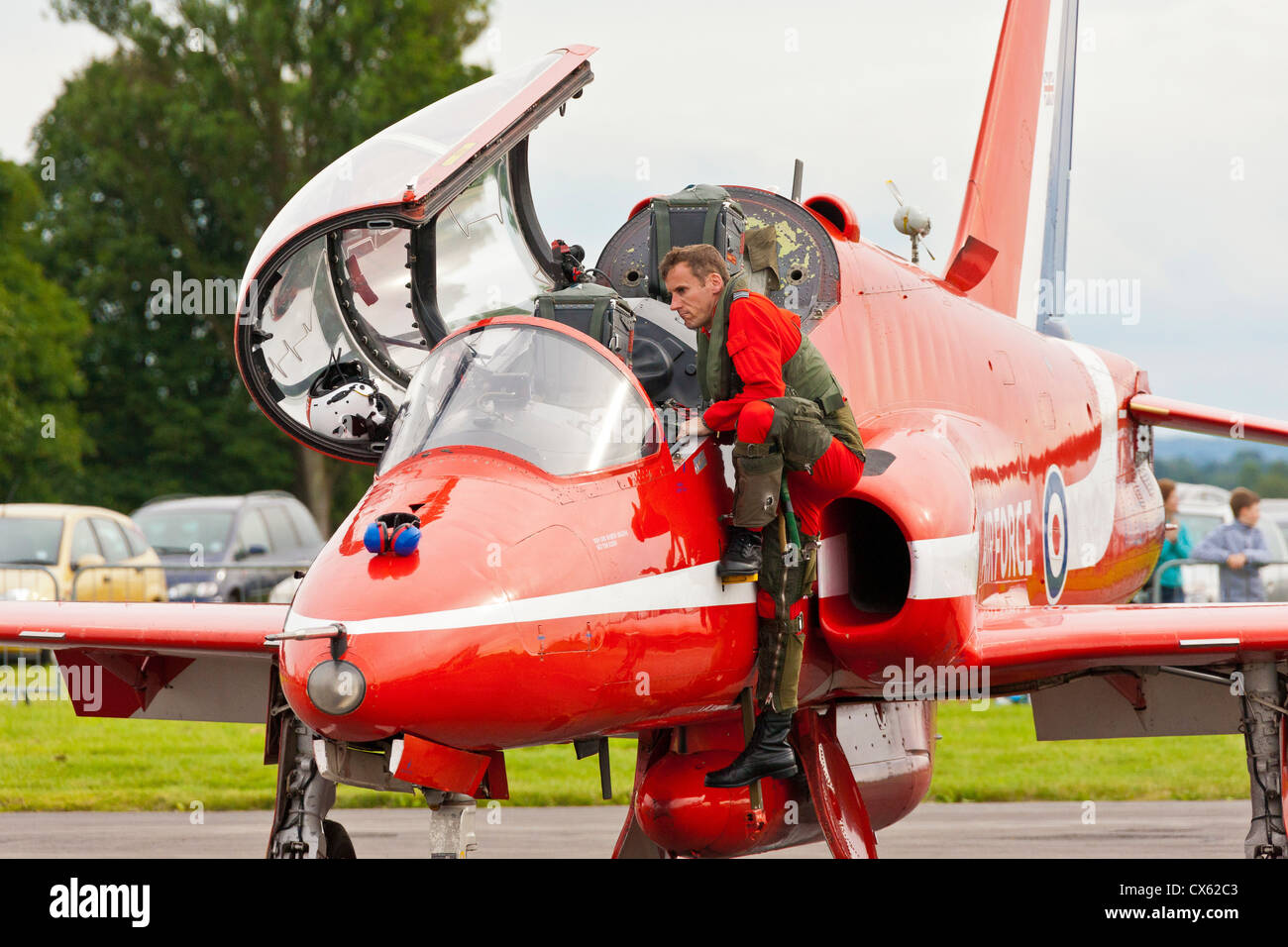 Des flèches rouges RAF pilote Hawk sort de son avion à l'aéroport de Kemble après l'affichage de voltige a pris fin. JMH6098 Banque D'Images