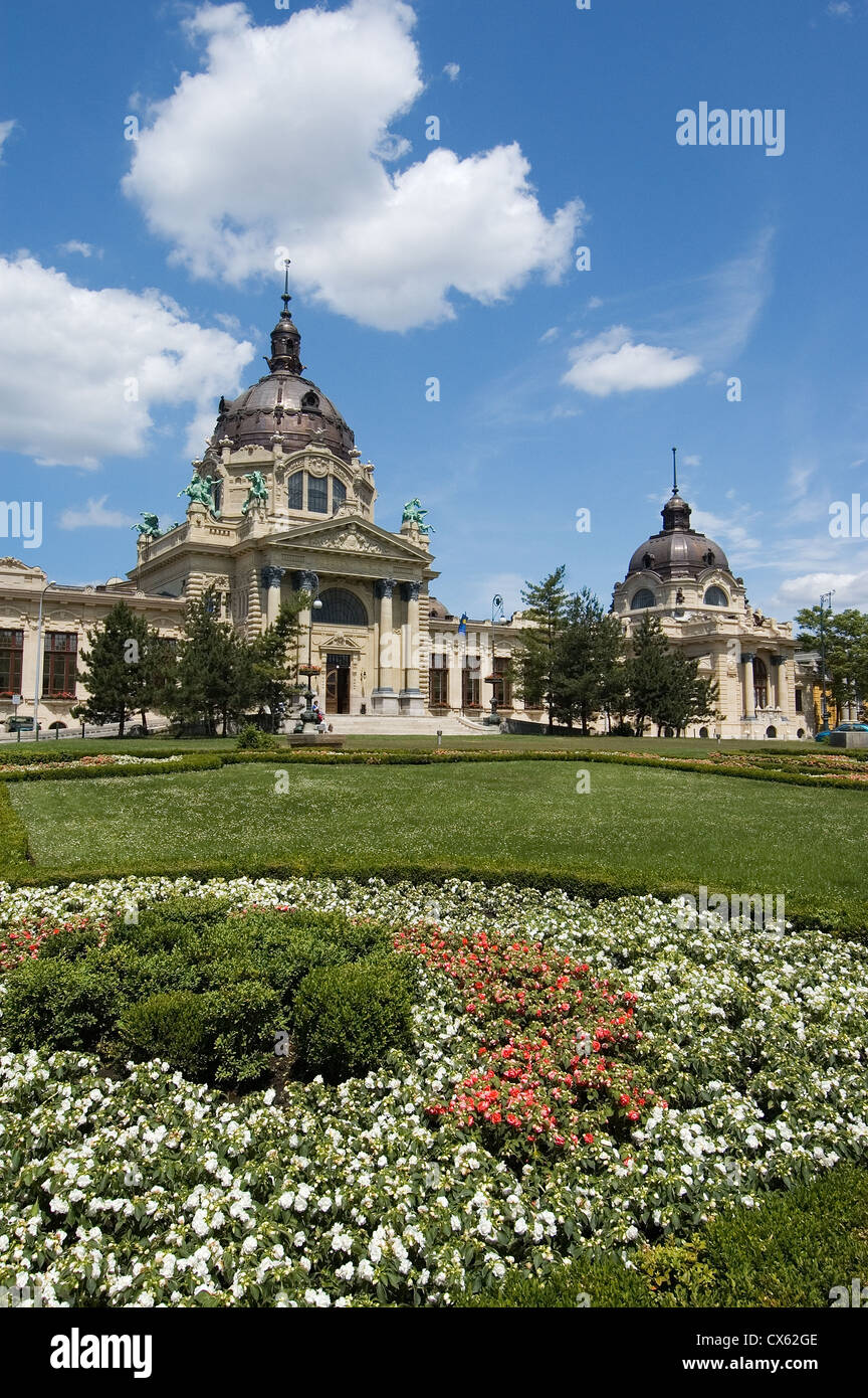 Elk190-1647v Hongrie, Budapest, lutte contre les ravageurs, les bains Szechenyi dans Parc de la ville avec des lits de fleurs Banque D'Images