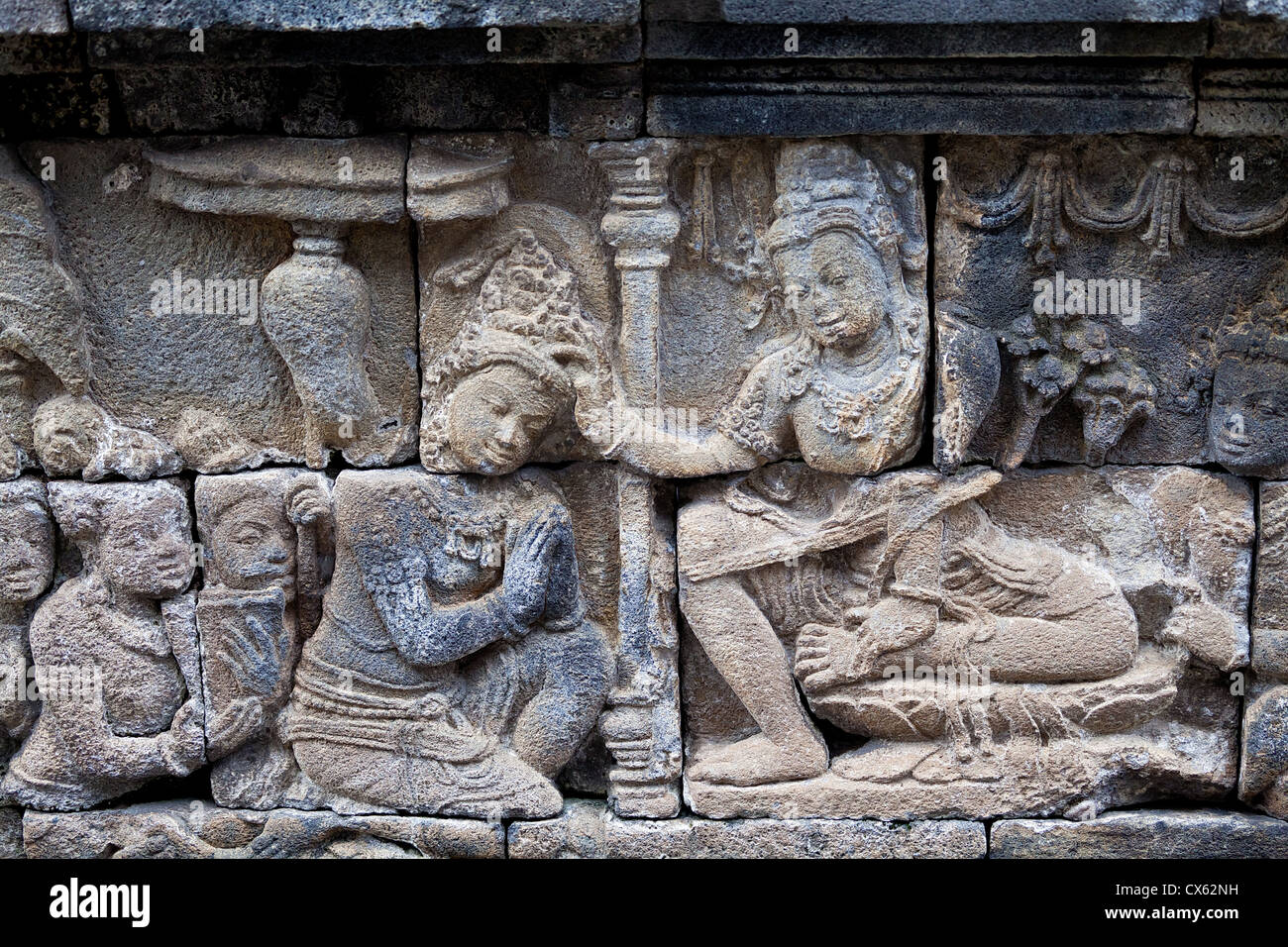 Wall relief sur le temple bouddhiste Borobudur en Indonésie Banque D'Images