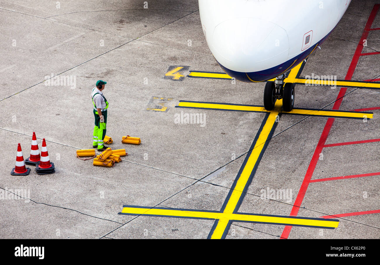 La manutention au sol de l'avion à l'Aéroport International de Düsseldorf. L'Allemagne, de l'Europe. Banque D'Images