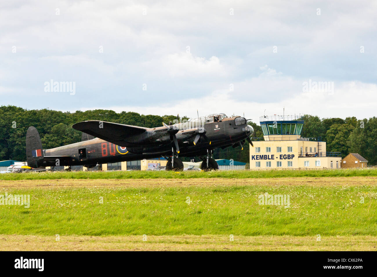 L'avion Avro Lancaster de la Battle of Britain Memorial Flight sur la piste passant le Kemble EGBP tour de contrôle. JMH6102 Banque D'Images