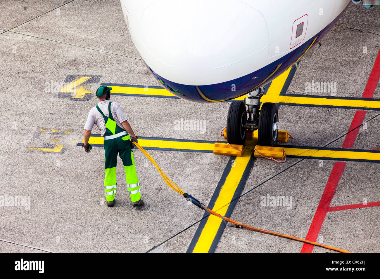 La manutention au sol de l'avion à l'Aéroport International de Düsseldorf. L'Allemagne, de l'Europe. Banque D'Images