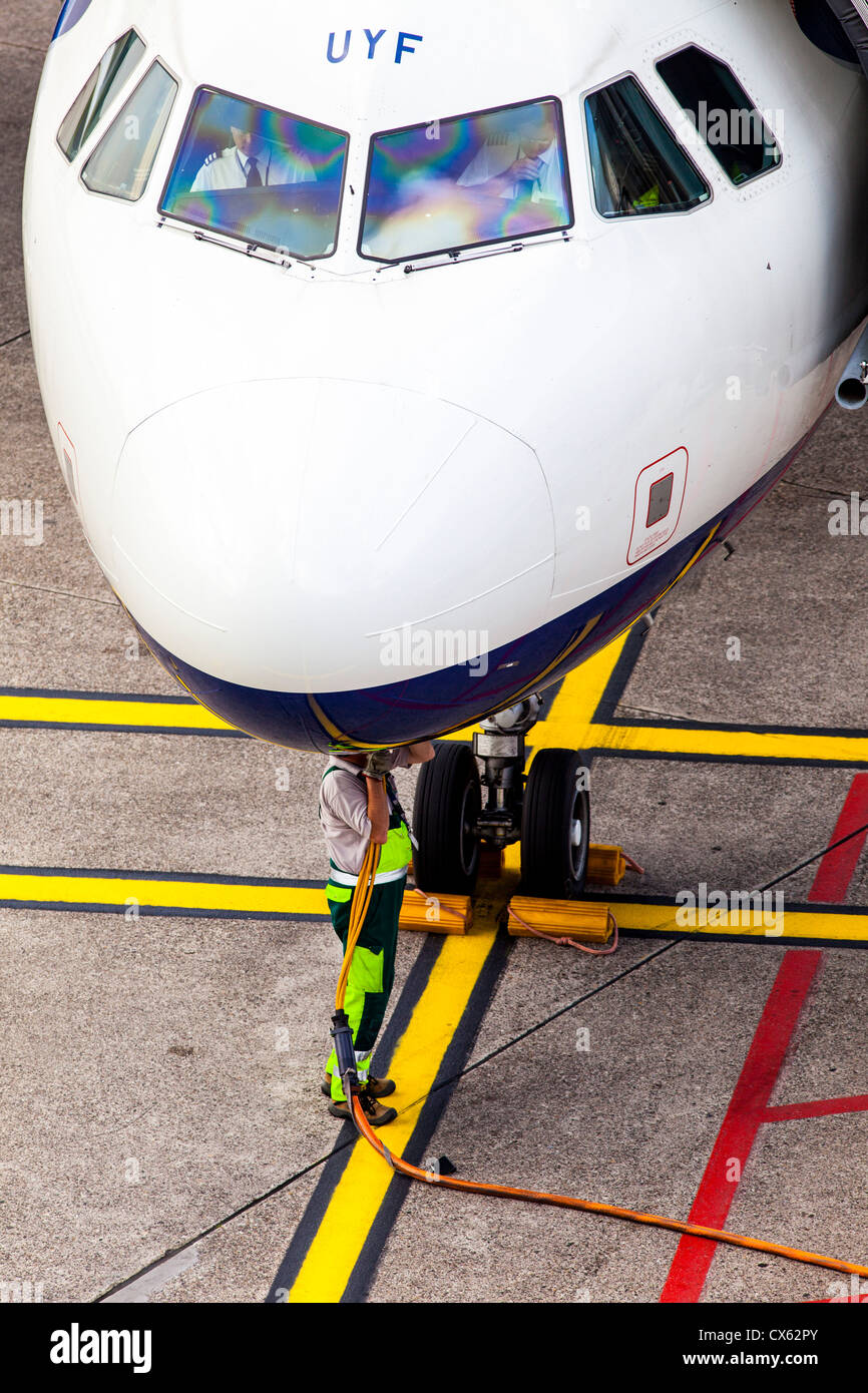 La manutention au sol de l'avion à l'Aéroport International de Düsseldorf. L'Allemagne, de l'Europe. Banque D'Images