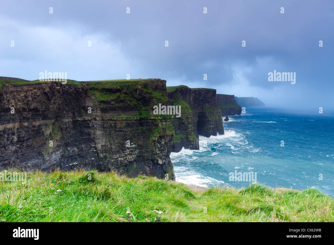 Les falaises de Moher sont situées à la limite sud-ouest de la région du Burren dans le comté de Clare, Irlande. Ils s'élèvent à 120 mètres de la société abo Banque D'Images