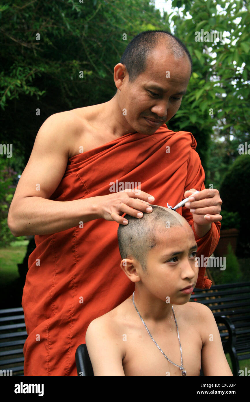 La cérémonie d'écrêtement de cheveux au cours de Samanera journée au Temple Buddhapadipa Wimbledon à Londres, Banque D'Images