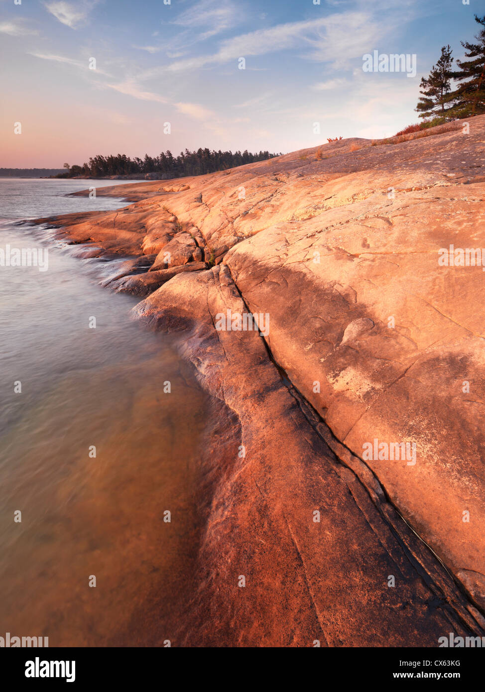 Paysage nature paysage de rochers rouges sur un rivage de la baie Georgienne pendant le lever du soleil. Le parc provincial Killbear, Ontario, Canada. Banque D'Images