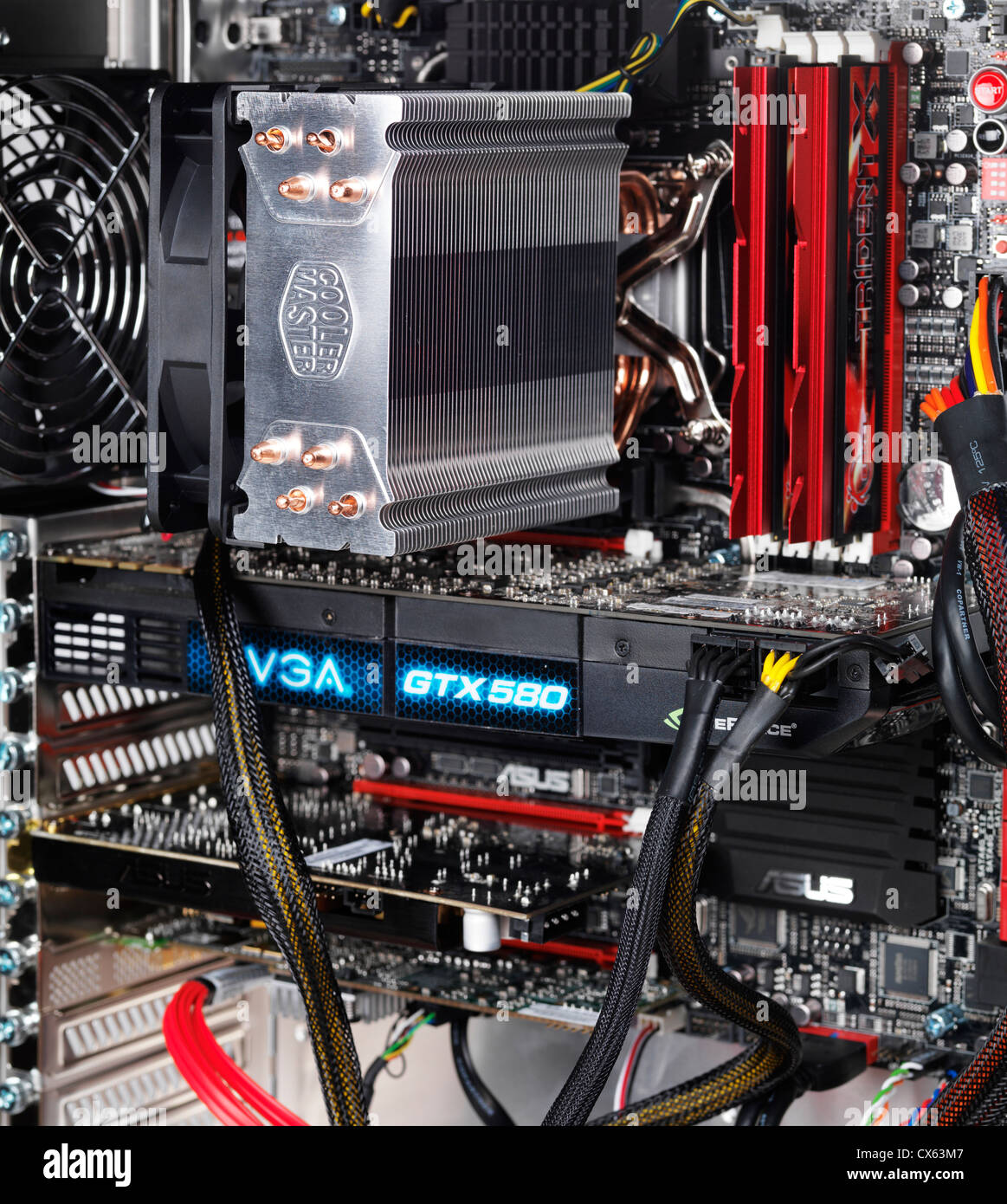 Libre d'un ordinateur haut de gamme carte mère ASUS montrant la mémoire DDR3, dissipateur de chaleur du processeur et une carte vidéo Banque D'Images