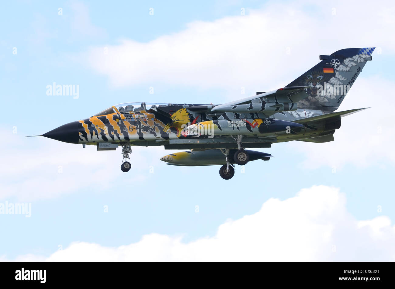 Panavia Tornado ECR, dans des inscriptions de Tiger Meet, exploité par l'aviation allemande en approche pour l'atterrissage à RAF Fairford Banque D'Images