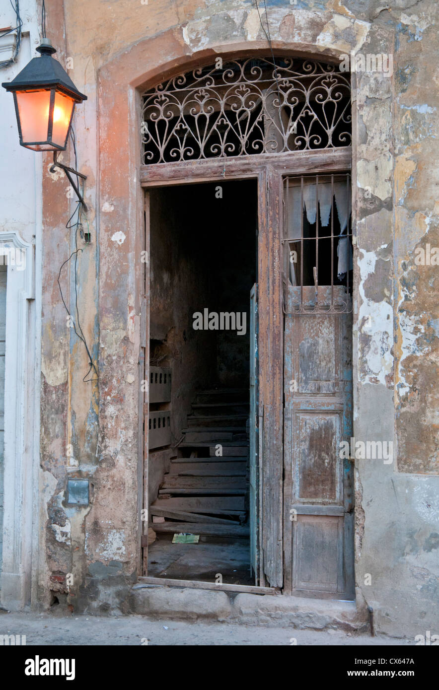 Entrée de la maison délabrée, Calle Brésil, Habana Vieja, La Havane, Cuba, Caraïbes Banque D'Images