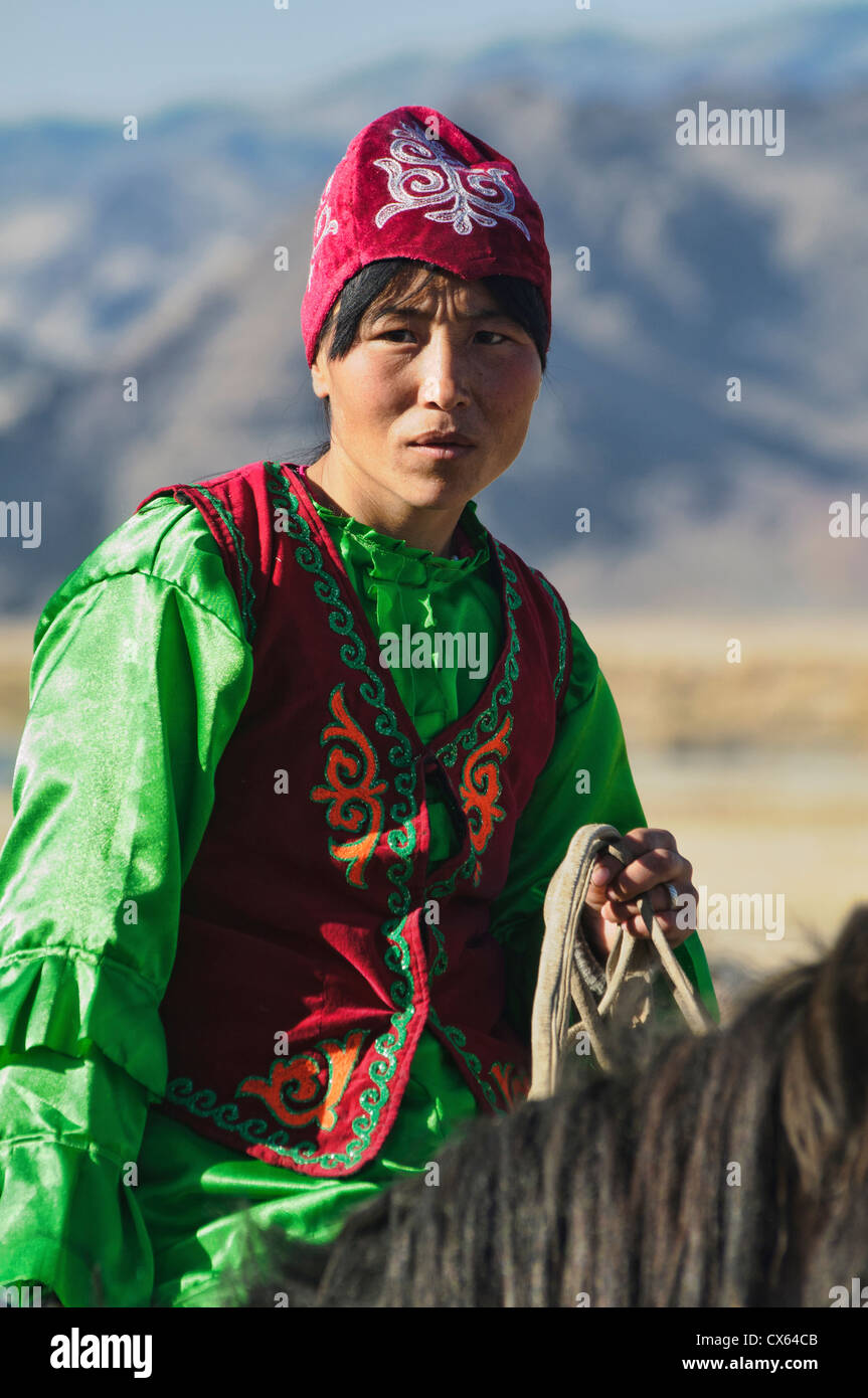 Portrait d'une femme Kazakh ethnique à cheval en Mongolie dans l'Ouest Bayan-Ölgii Banque D'Images