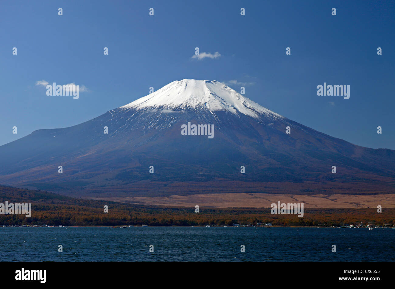 Le Mont Fuji vue du lac Yamanaka-ko Japon Banque D'Images