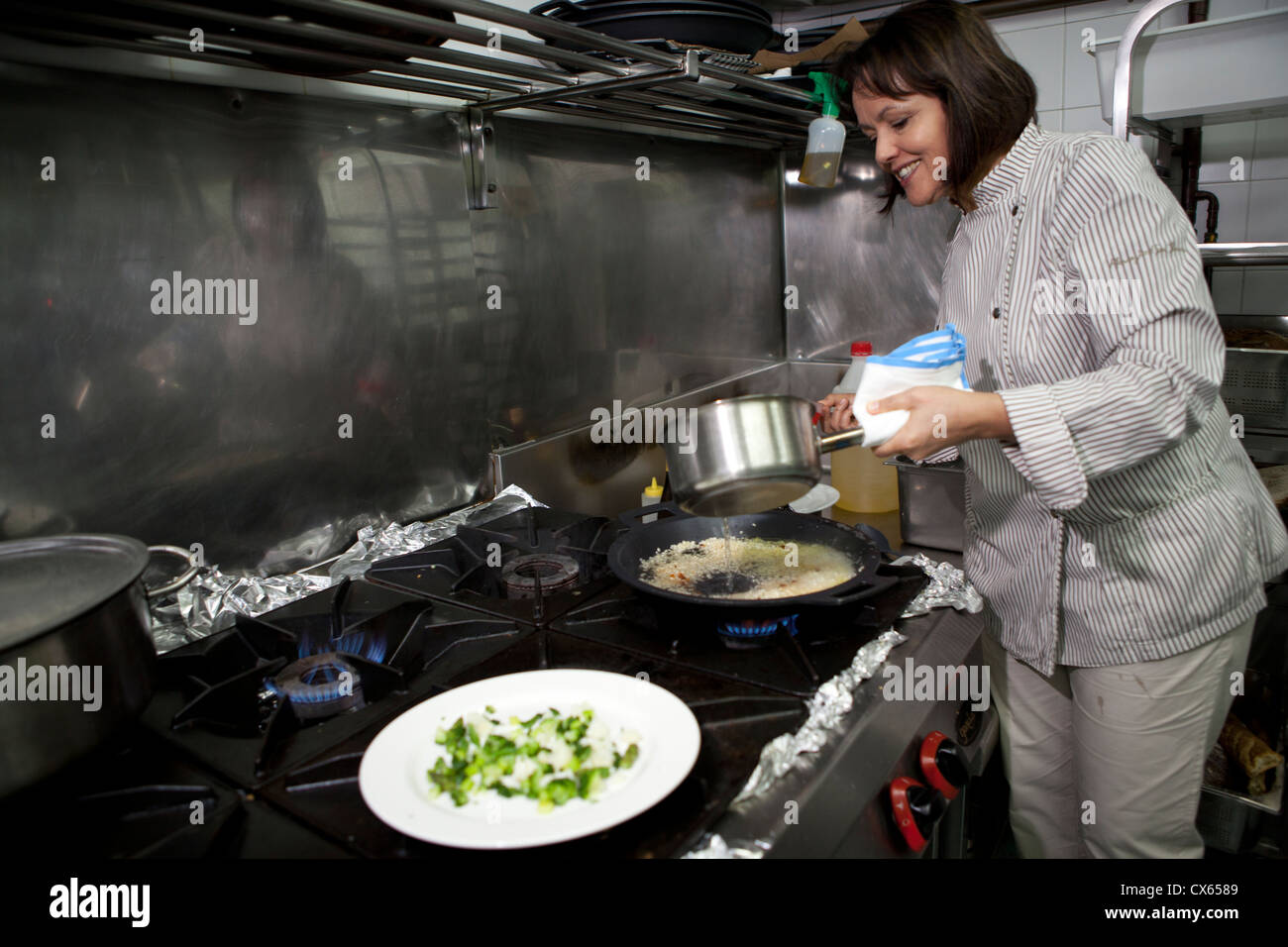 La cuisson de la Paella Alicante Espagne Banque D'Images